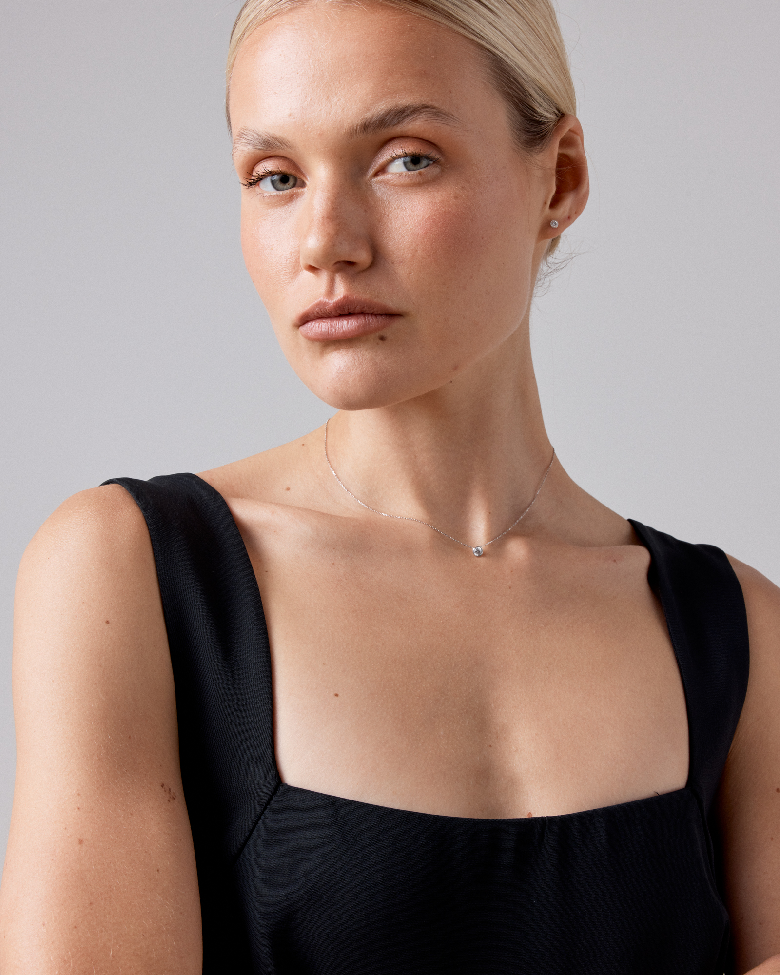 0,25 carat TW Boucles d’oreilles rondes à lunette solitaire avec diamants brillants en or blanc 18 carats