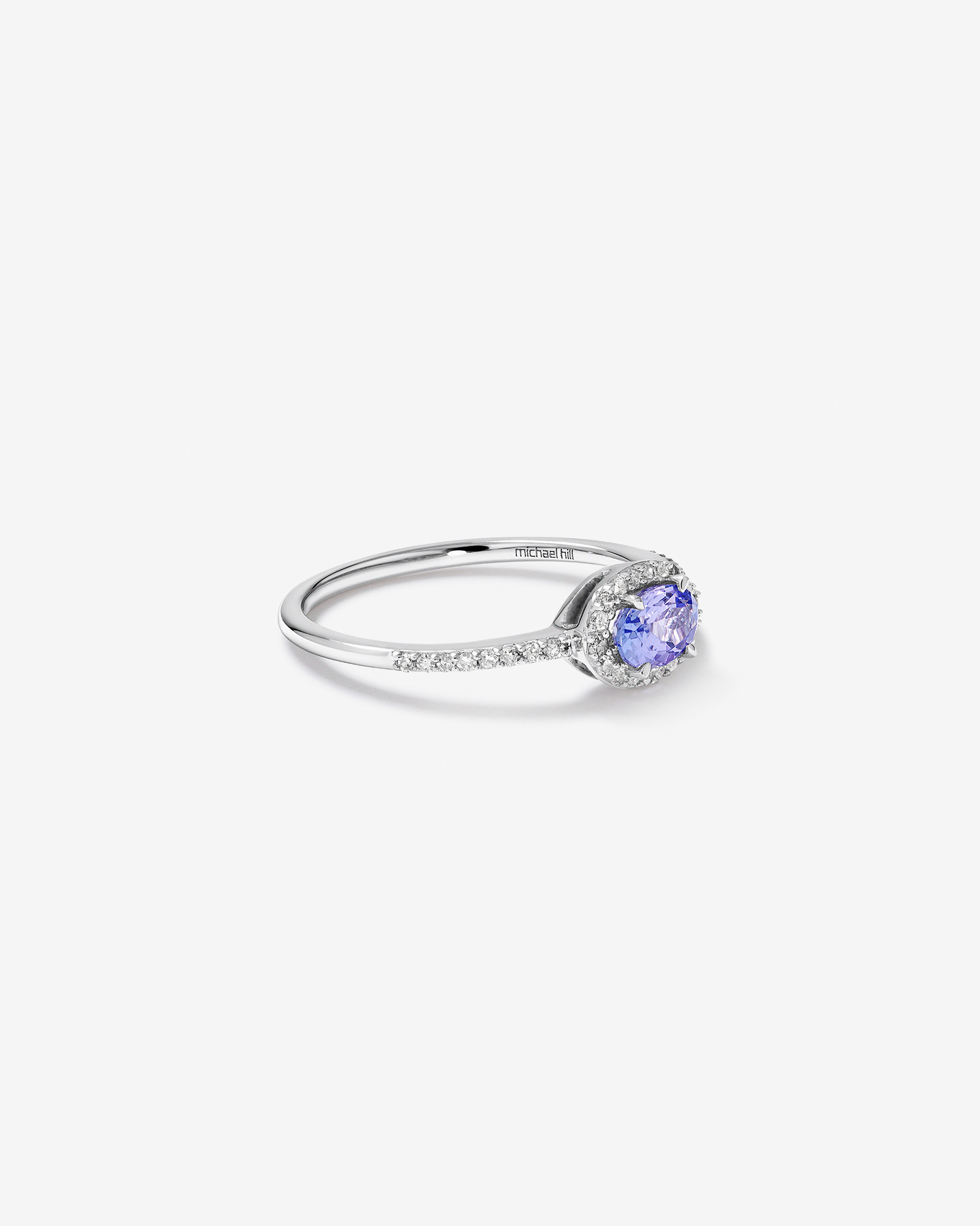 Bague à halo en or blanc 10 K avec tanzanite et diamants totalisant 0,15 ct