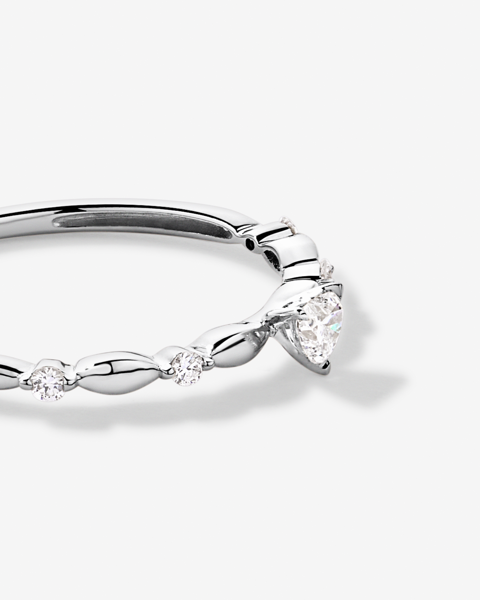Bague de promesse en or blanc 10 carats avec diamants laboratoire taille brillant (ronds et cœur) – Poids total 0,15 carat