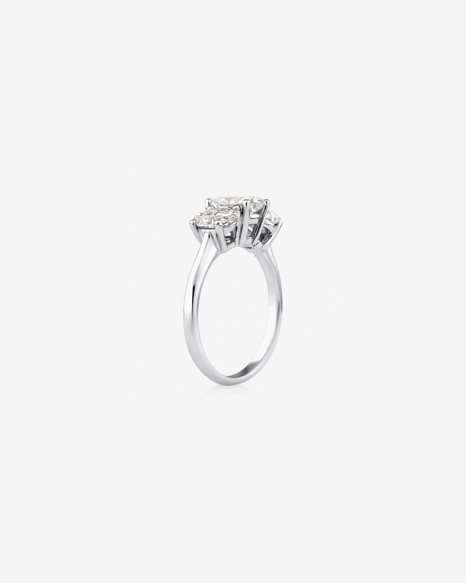 Bague en or blanc 14 K avec 3 diamants ovales créés en laboratoire totalisant 2 ct