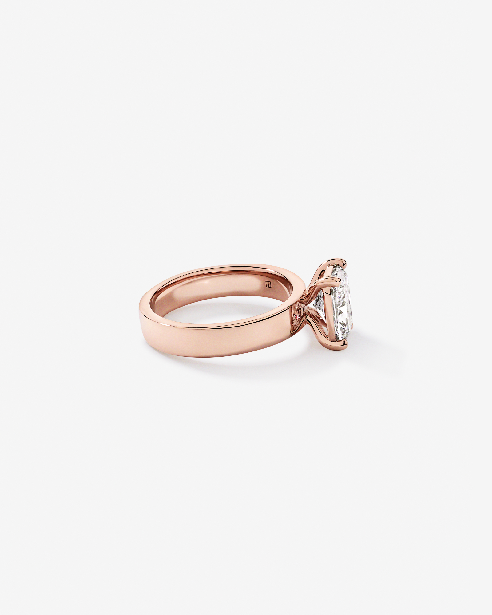 Bague solitaire en or rose 14 carats avec diamant de laboratoire taille coussin allongé 2,00