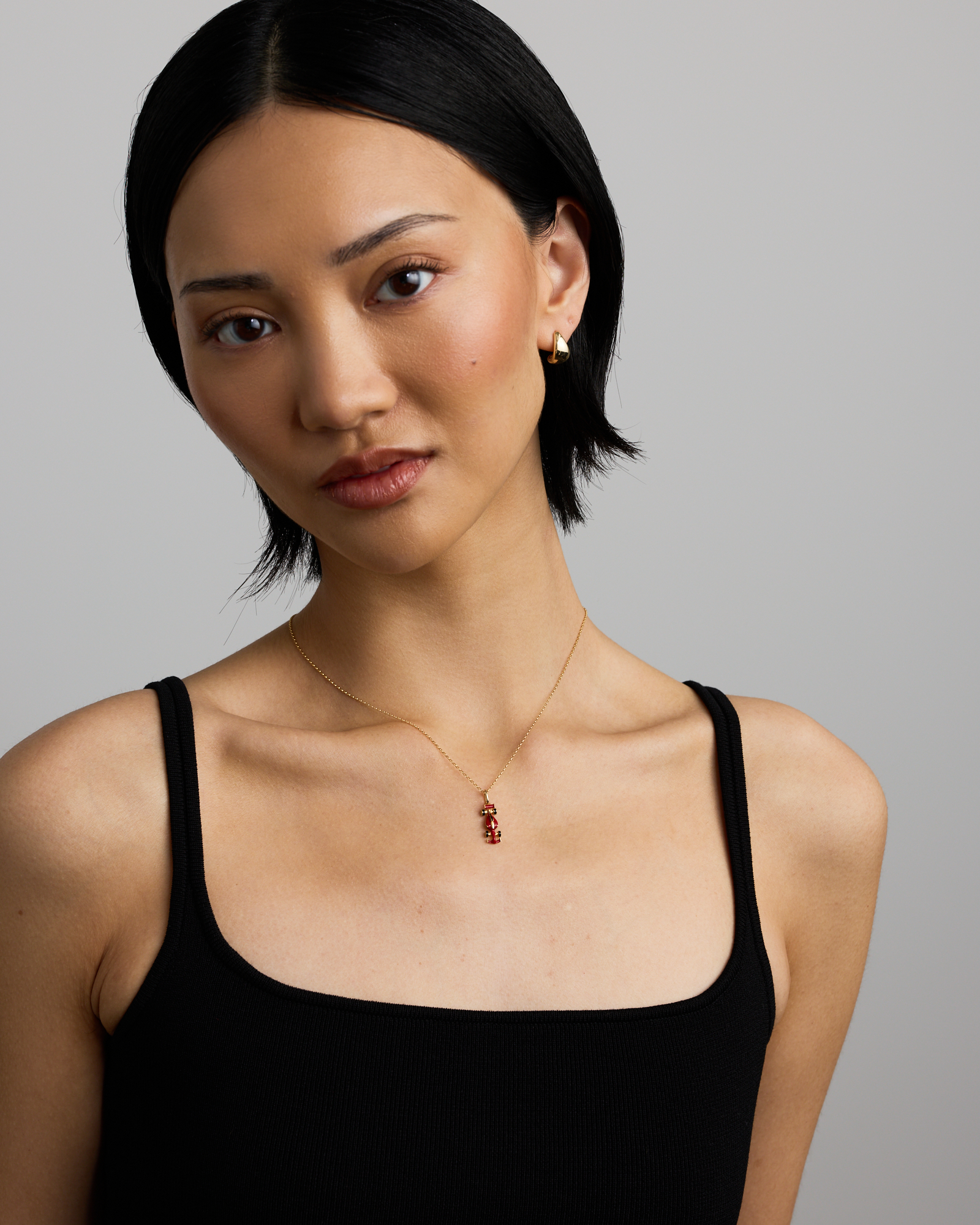 Pendentif voiture de course rouge en argent sterling avec bélière en or jaune 10 kt