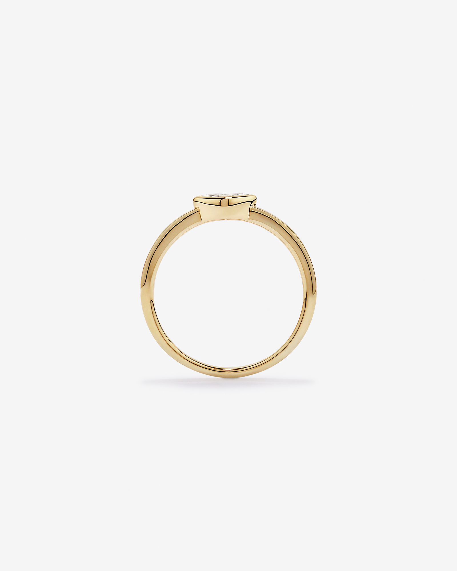 Anneau à lunette en saphir créé d’est ouest or jaune 10 carats