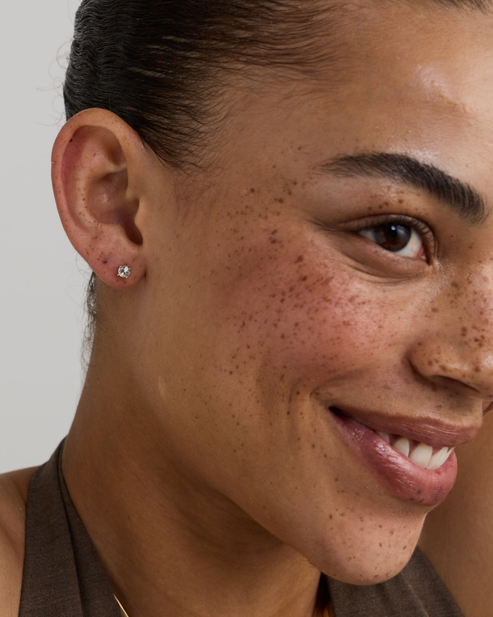Boucles d'Oreilles Clous en Or Jaune 10kt avec Saphir Blanc Créé Ronde