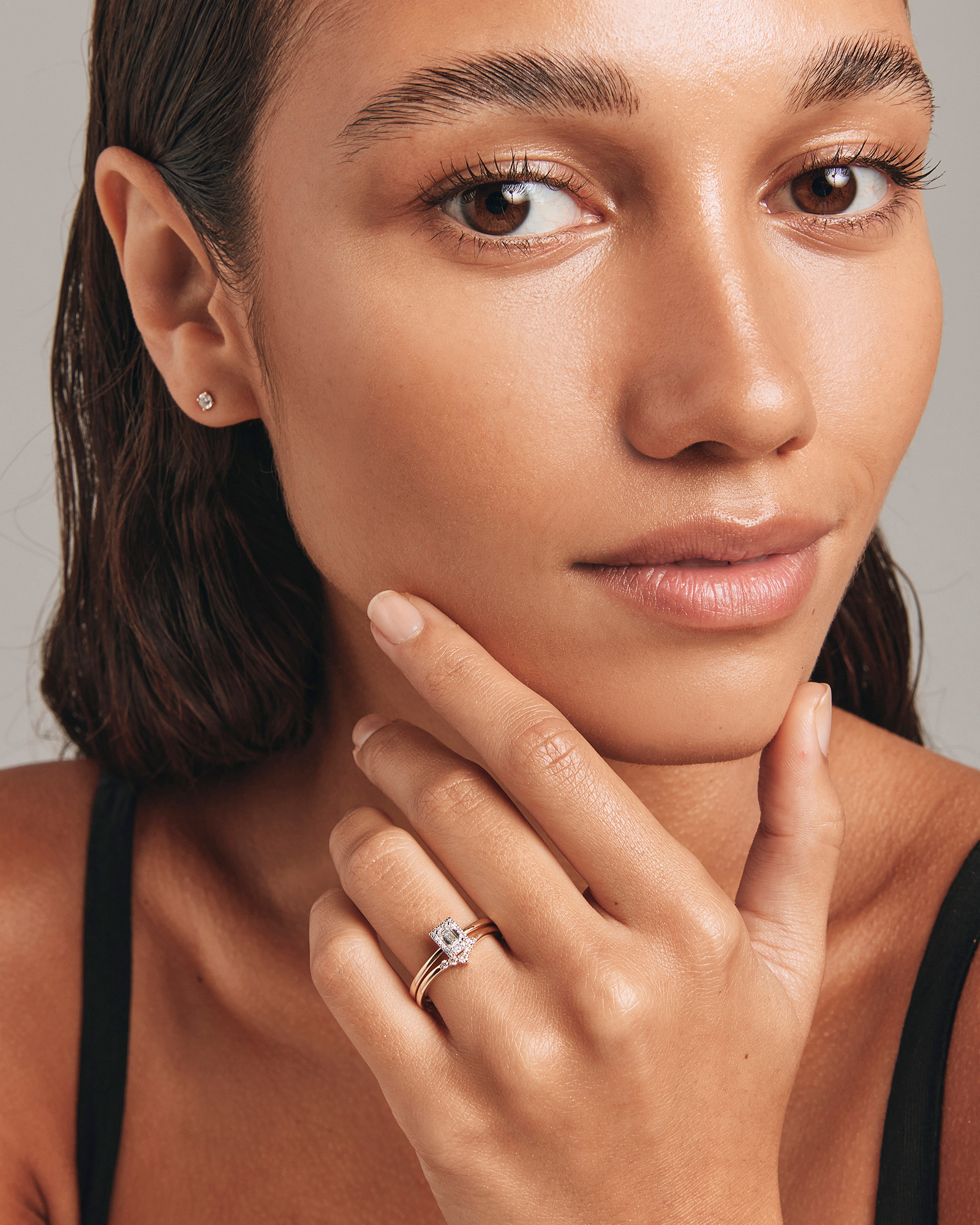 Bague de fiançailles halo en or jaune et blanc 14 carats avec diamant taille émeraude d'un poids total de 0,31 carat.