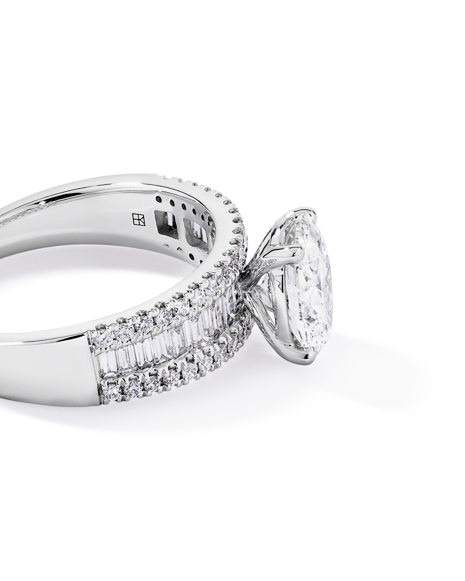 Bague en diamant latérale ovale TW de 2,21 carats et baguette cultivée laboratoire or blanc 14
