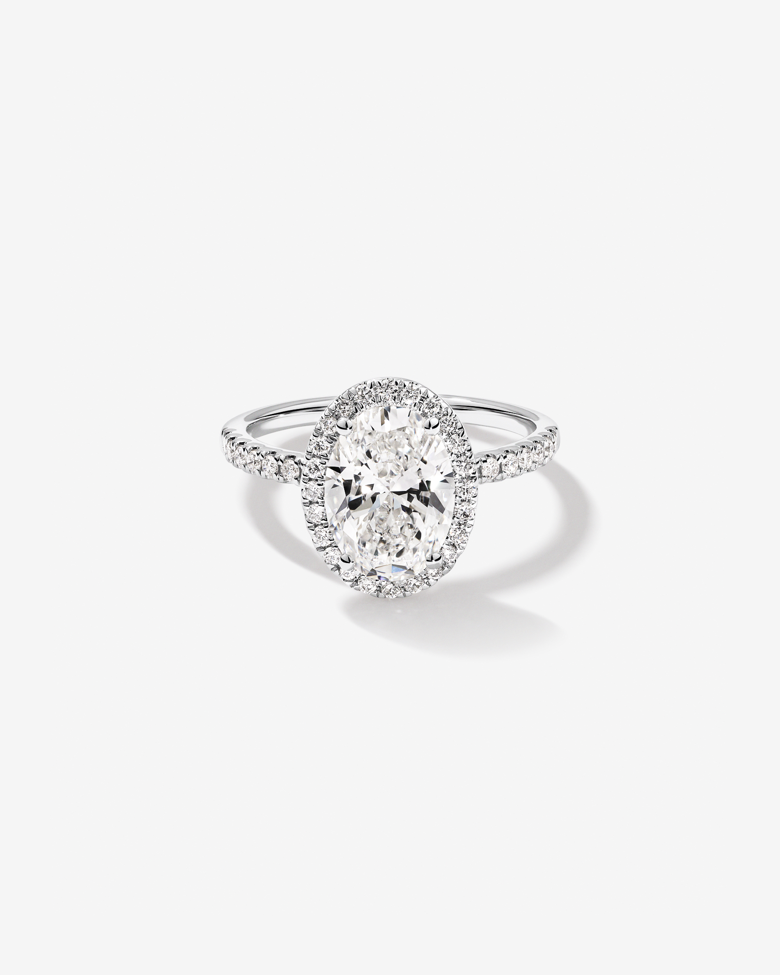 Bague de fiançailles en or blanc 14 carats avec halo de diamants taille ovale de 2,92 carats