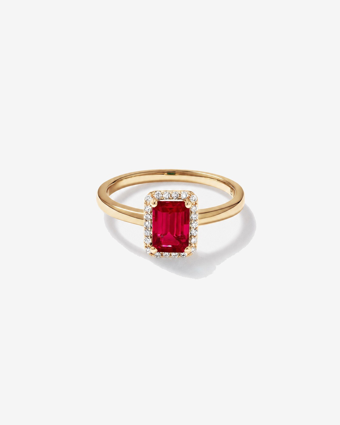 Bague halo Rubis créé taille émeraude avec diamants en or jaune 10 ct
