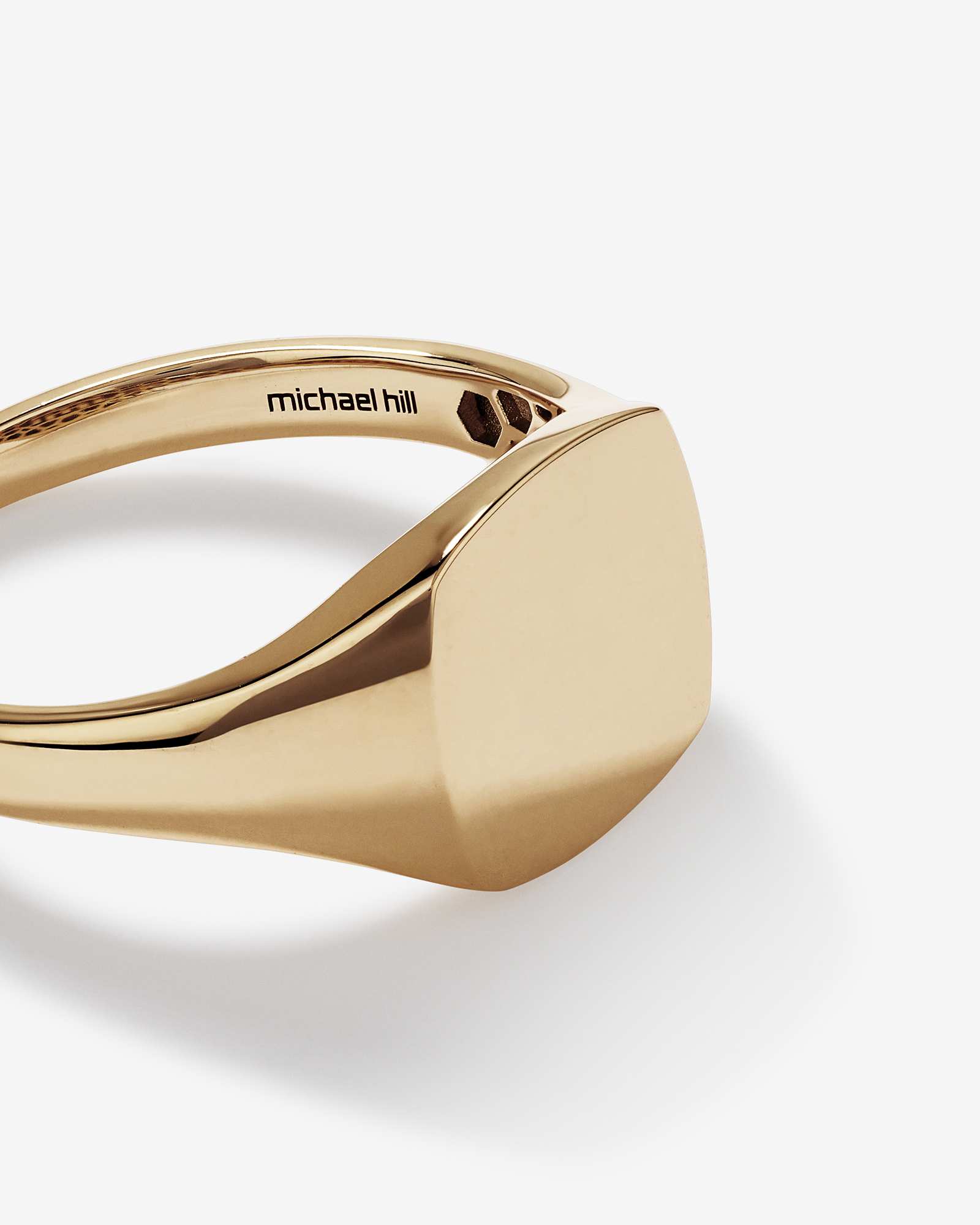 Bague chevalière carrée en or jaune 10 carats