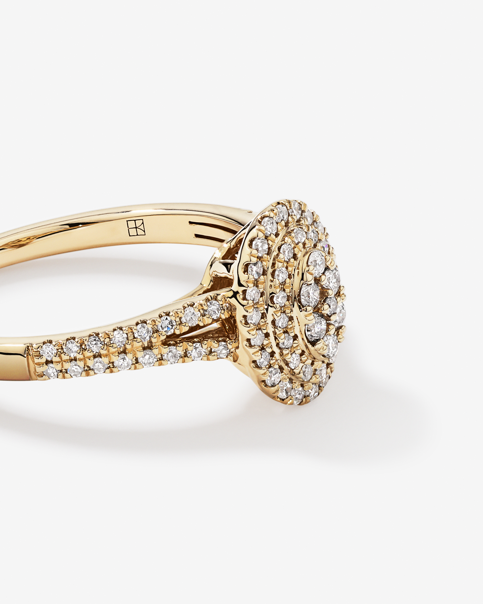 Bague halo de diamants ovales de 0,30 carat en or jaune 10 carats