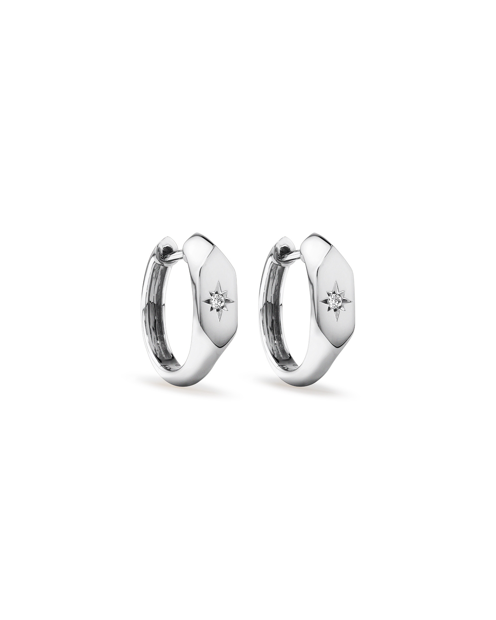 Boucles d'oreilles créoles Huggie à chevalière et accent étoile en diamant en argent sterling