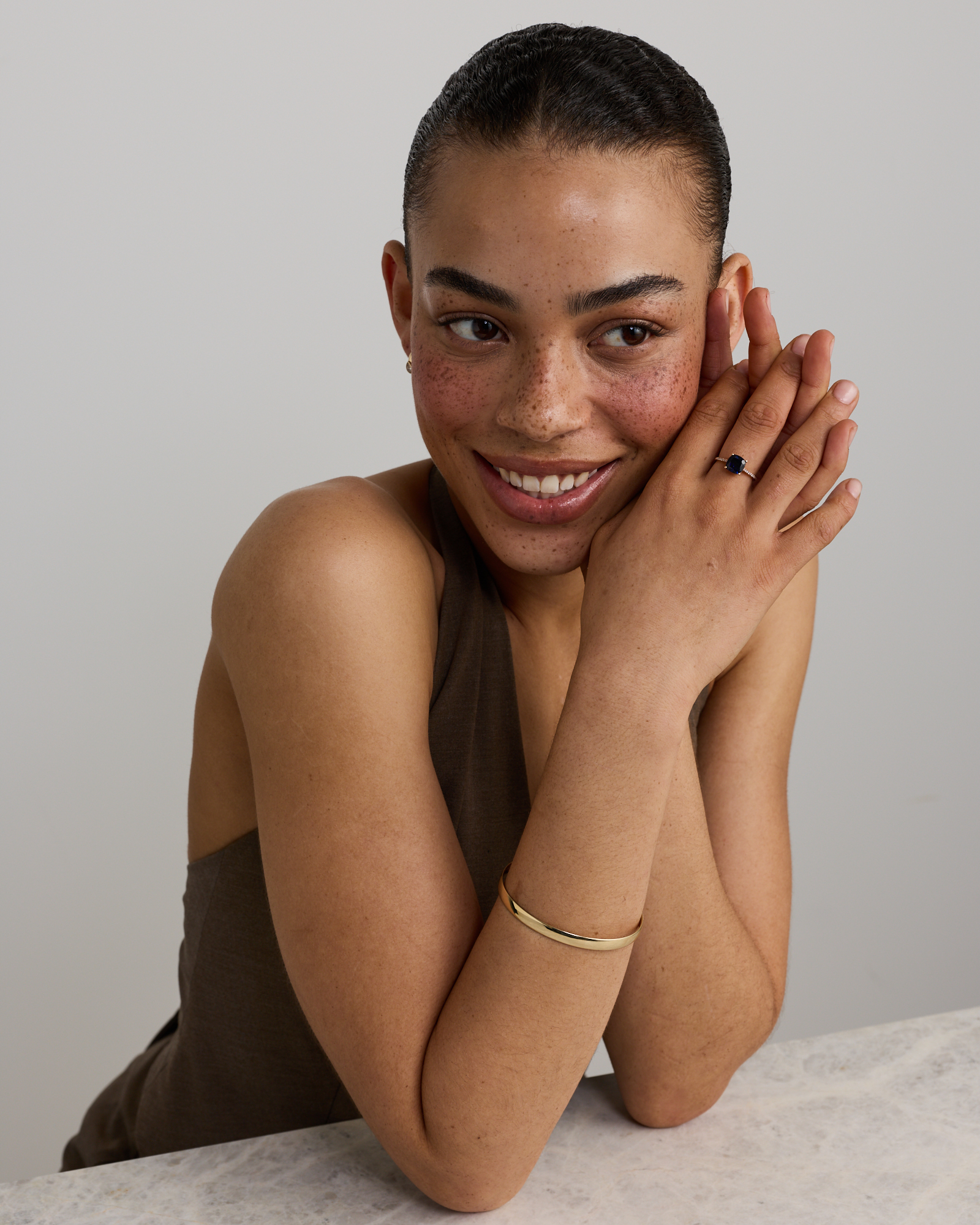 Bague Avec Pierre Précieuse Saphir Créée Bleue De Taille Coussin Et Diamants En Or Jaune 10Ct