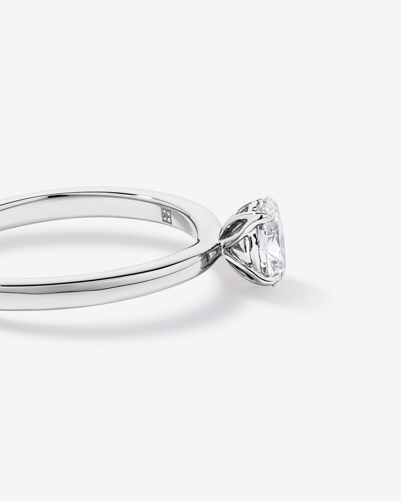 Bague solitaire ovale TW 0,50 carat en platine recyclé