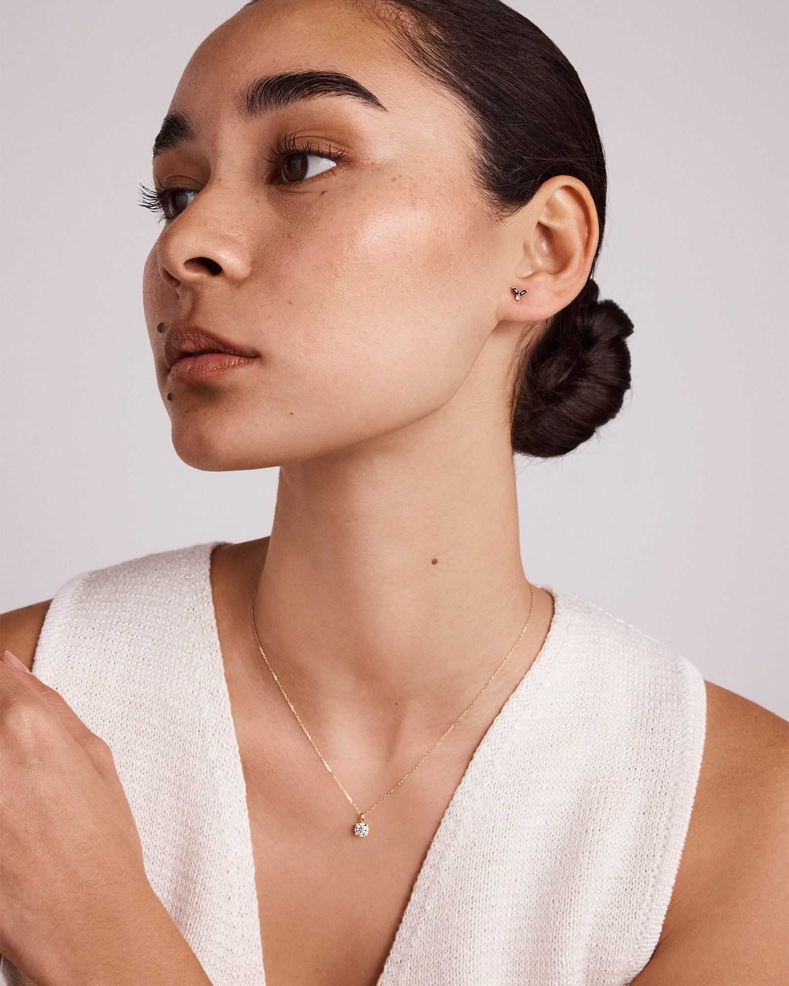 Boucles d'oreilles clous avec diamants ronds et pierres précieuses saphir bleu marquise en or jaune 10 carats