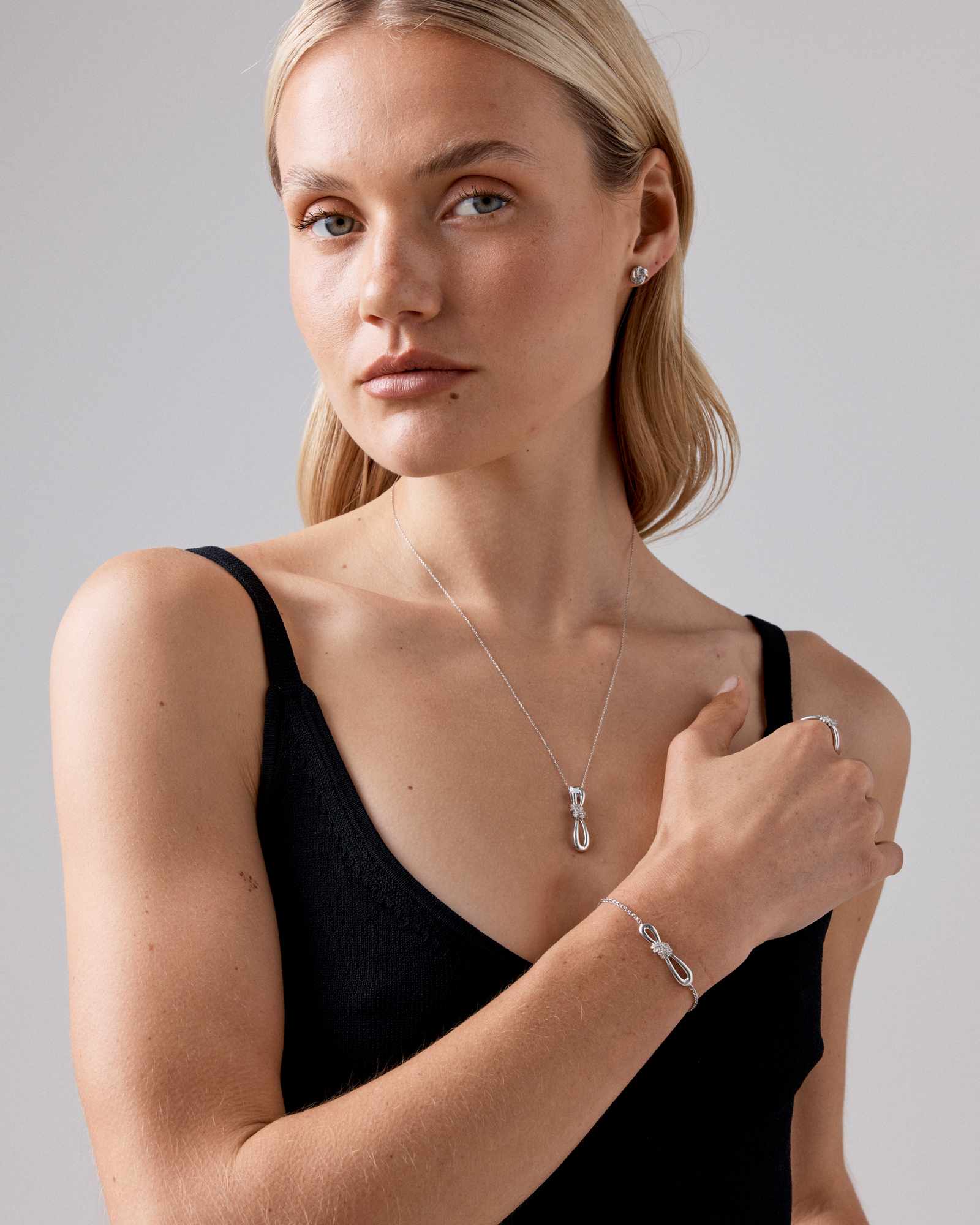 Boucles d’oreilles TW Diamond Knots de 0,15 carat en argent sterling