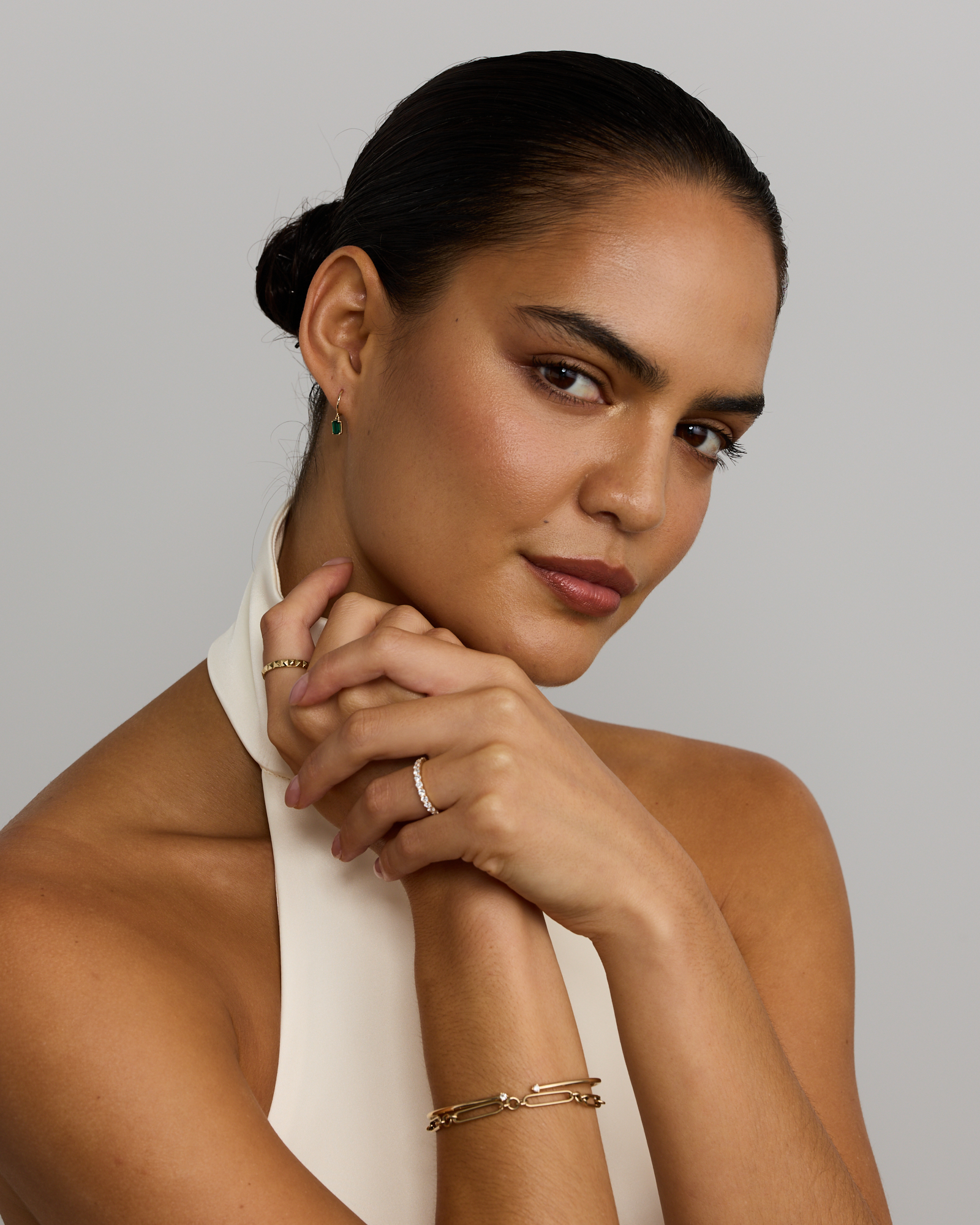 Boucles d’oreilles créoles pendantes avec pierre gemme émeraude créée en or jaune 10 kt