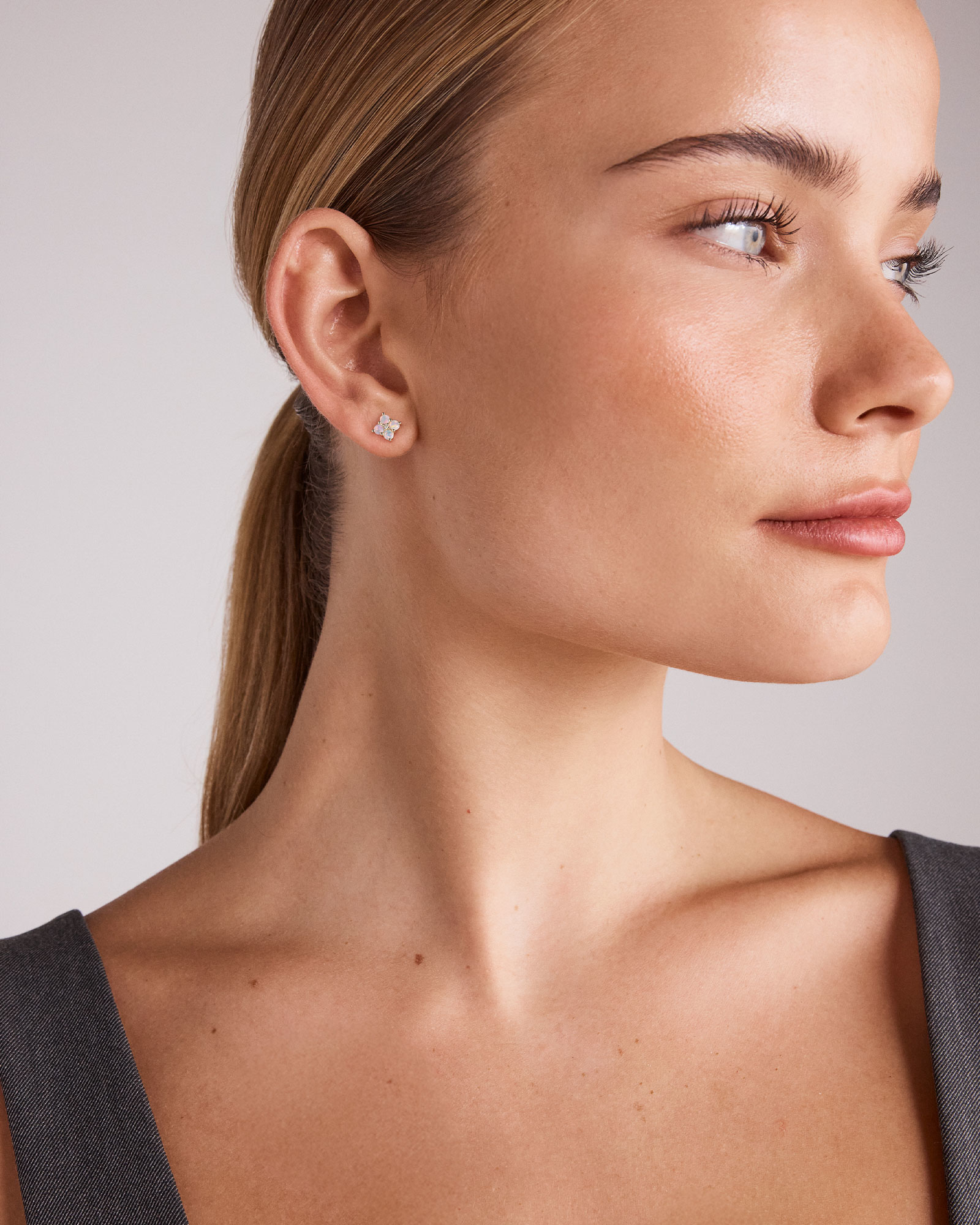 Boucles d’Oreilles Clous avec Opales Australiennes et Accents de Diamants en Or Jaune 10 kt