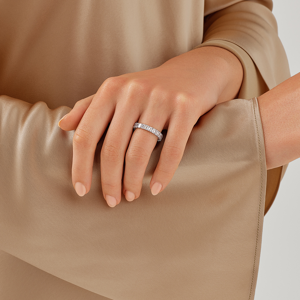 3,50 carats TW bague éternité avec diamants émeraude cultivés en laboratoire en or blanc 14kt.