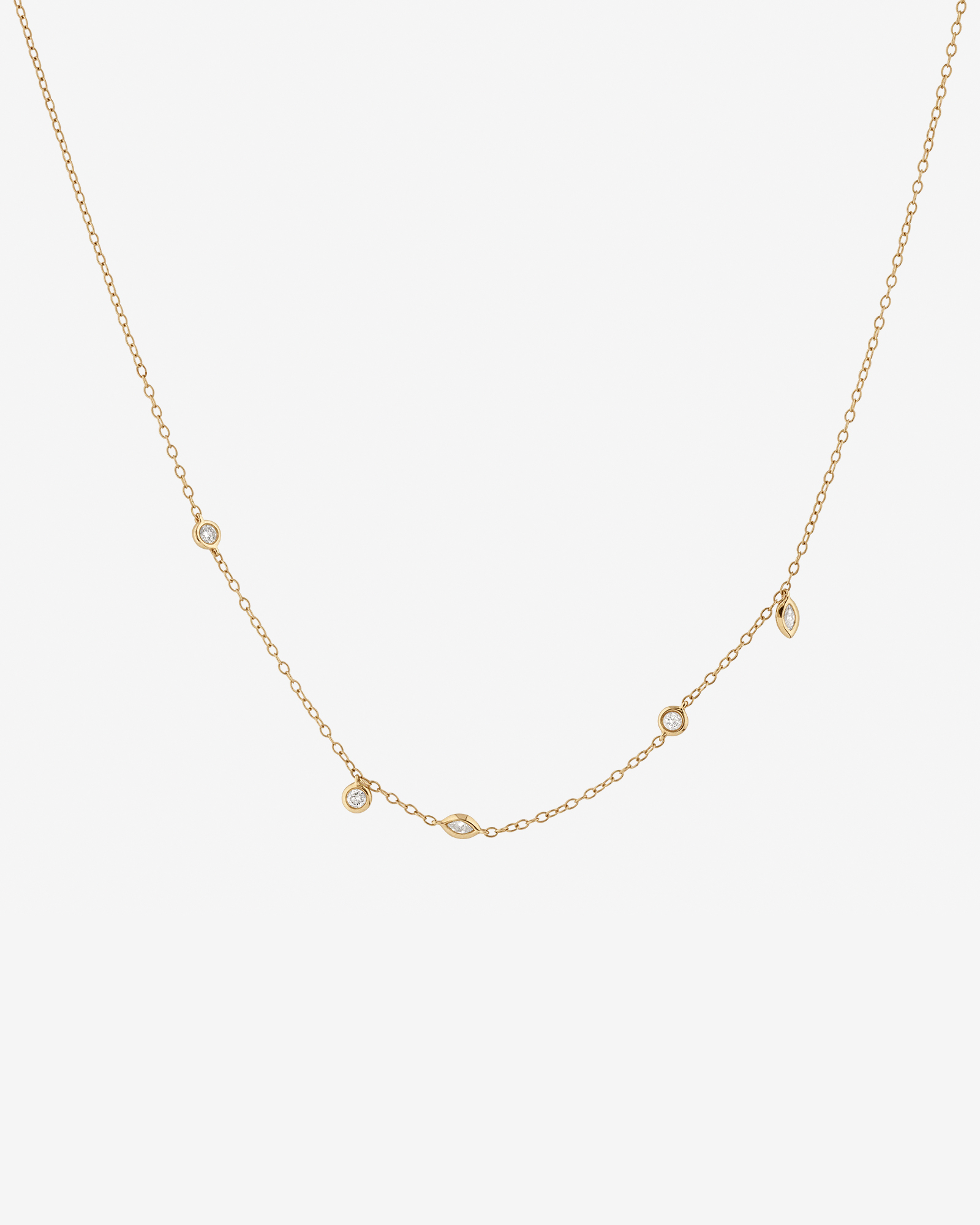 Collier en or jaune 10 K avec diamants isolés totalisant 0,15 ct