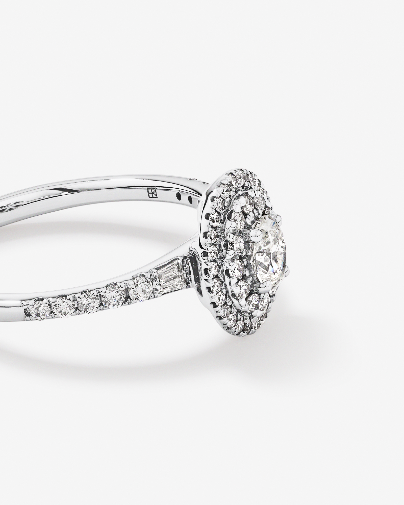 0,58 carat TW bague de fiançailles halo avec diamant ovale et accents latéraux baguette en or blanc 14 carats