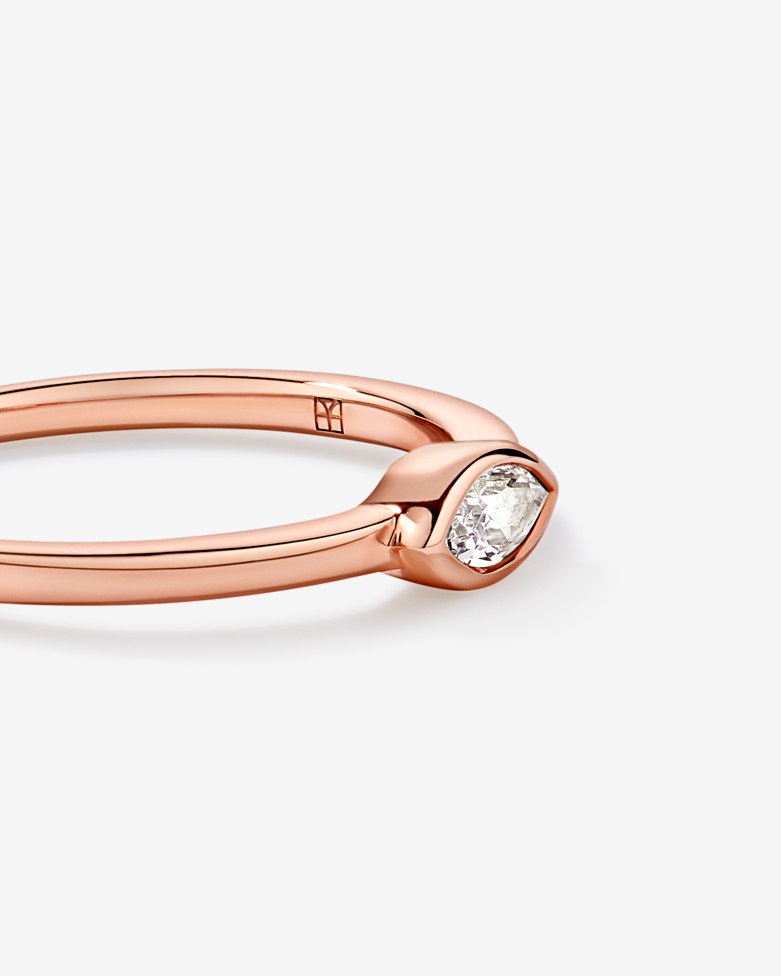Anneau à lunette en saphir créé d’est ouest or rose 10 carats