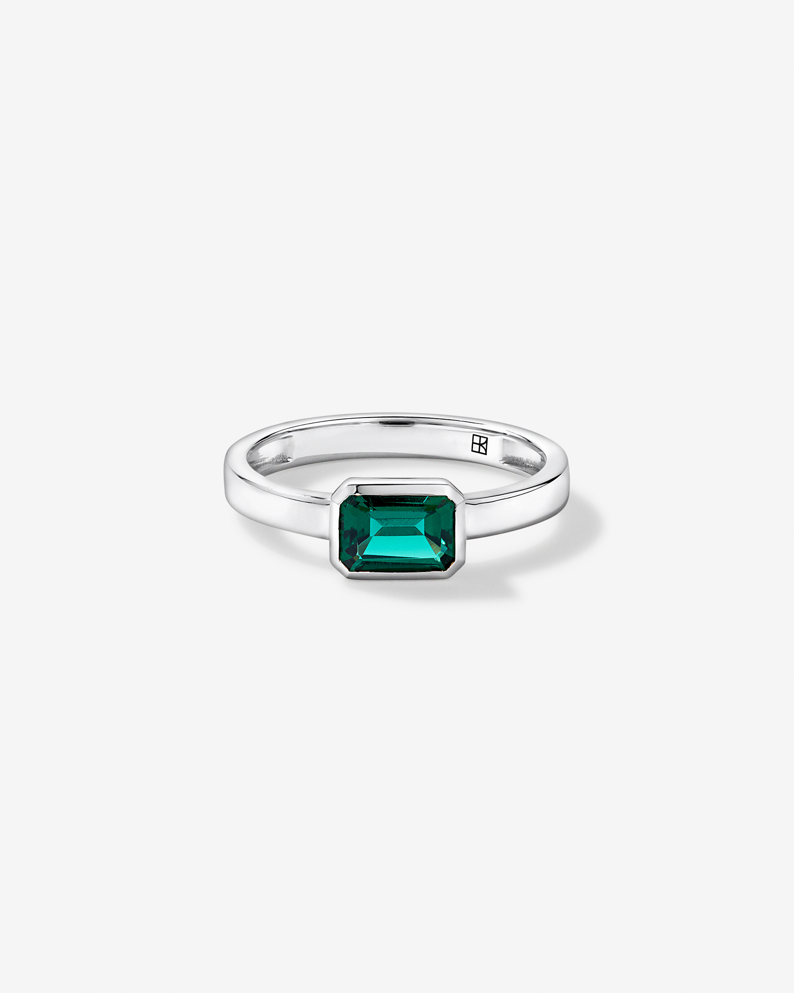 Création d’une bague en lunette émeraude or blanc 10 carats
