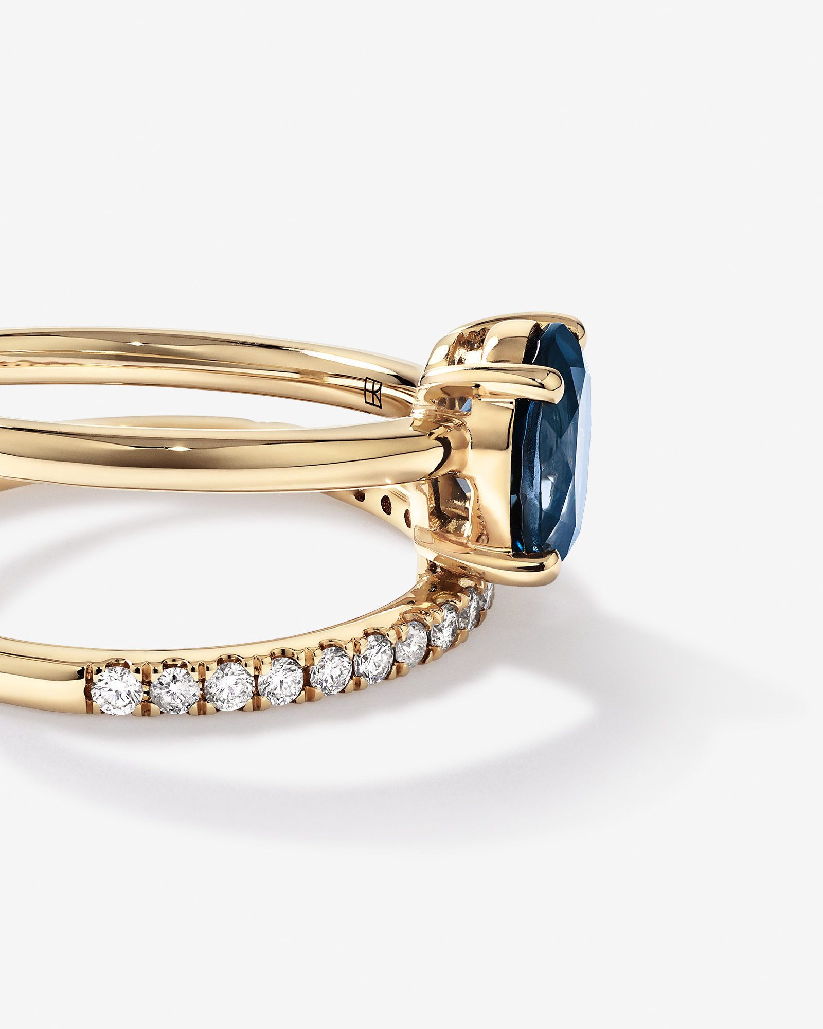 Bague à Double Anneau avec Topaze Bleu London et 0,25 Carat PT de Diamants en Or Jaune 10 carats