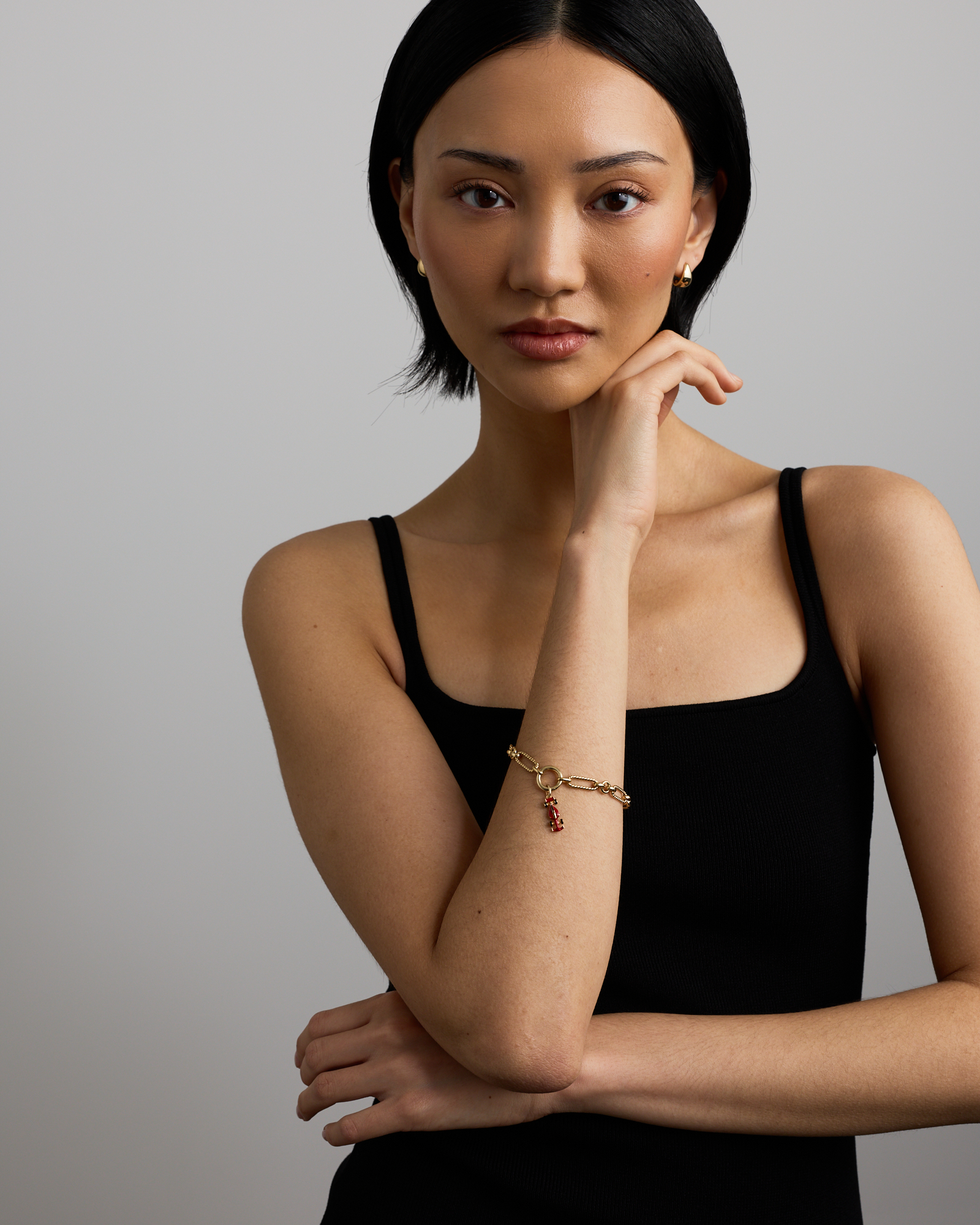 Pendentif voiture de course rouge en argent sterling avec bélière en or jaune 10 kt