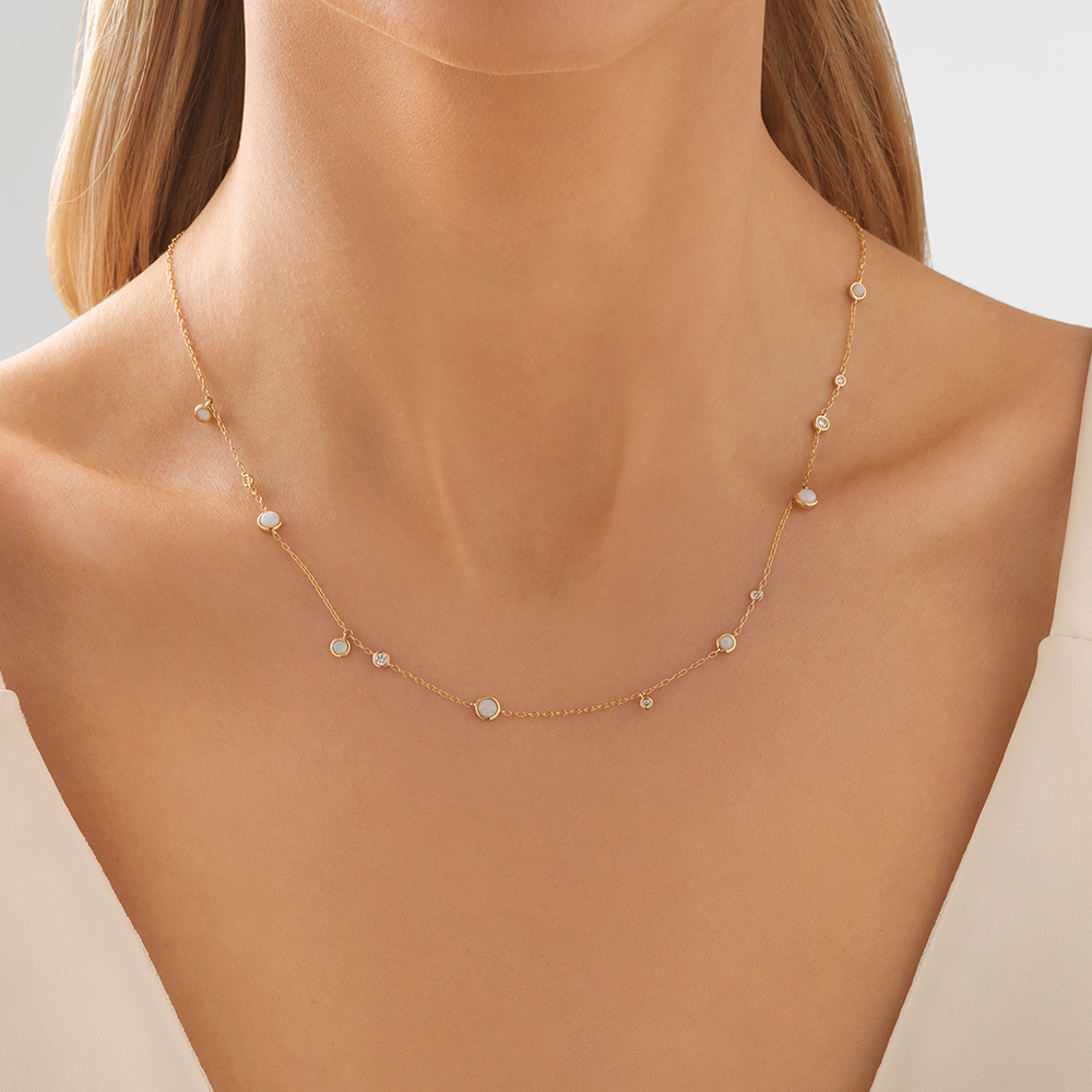 Collier en or jaune 10 K à opales et à diamants totalisant 0,15 ct