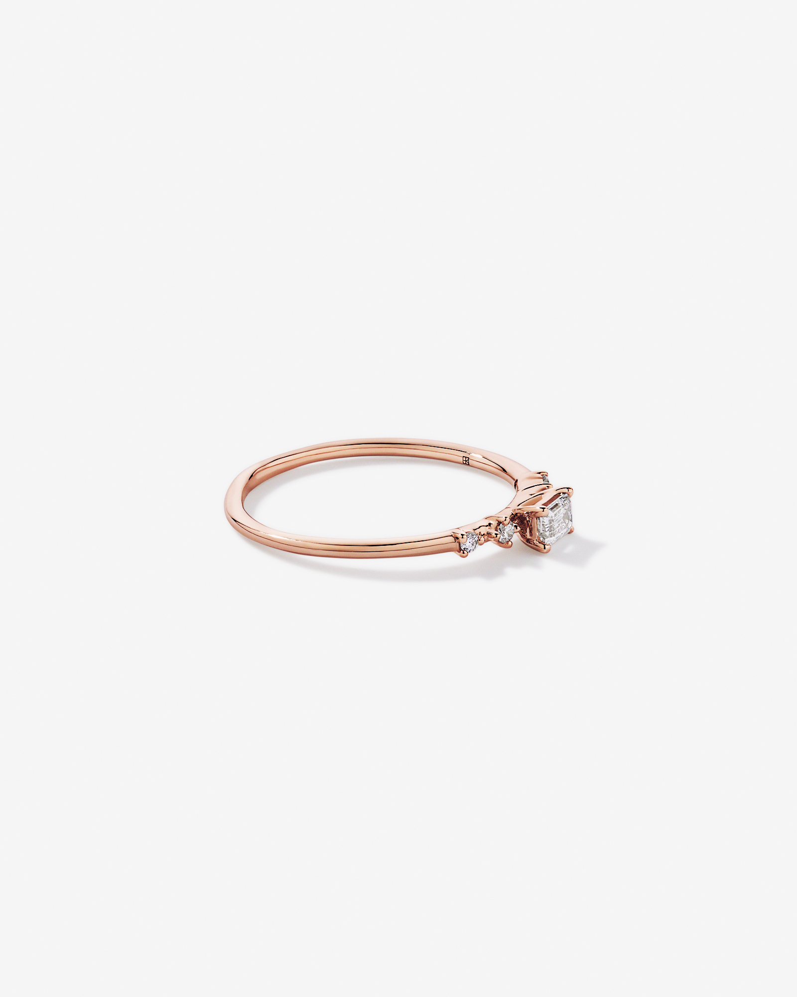 Bague de promesse en or rose 10 carats avec diamants laboratoire (poids total 0,20 carat) : taille émeraude et brillant rond