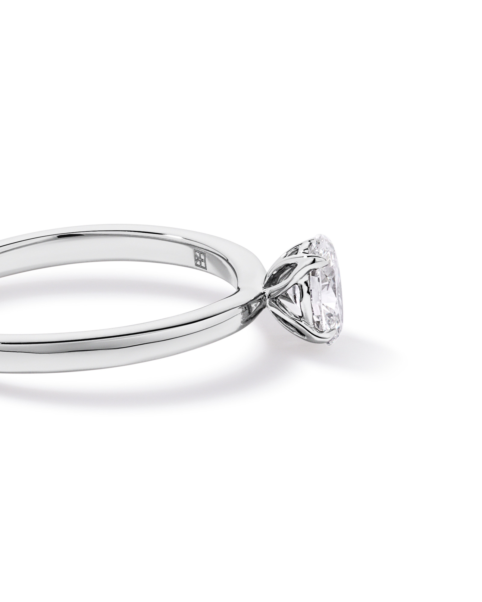 Bague solitaire ovale TW 0,50 carat en platine recyclé