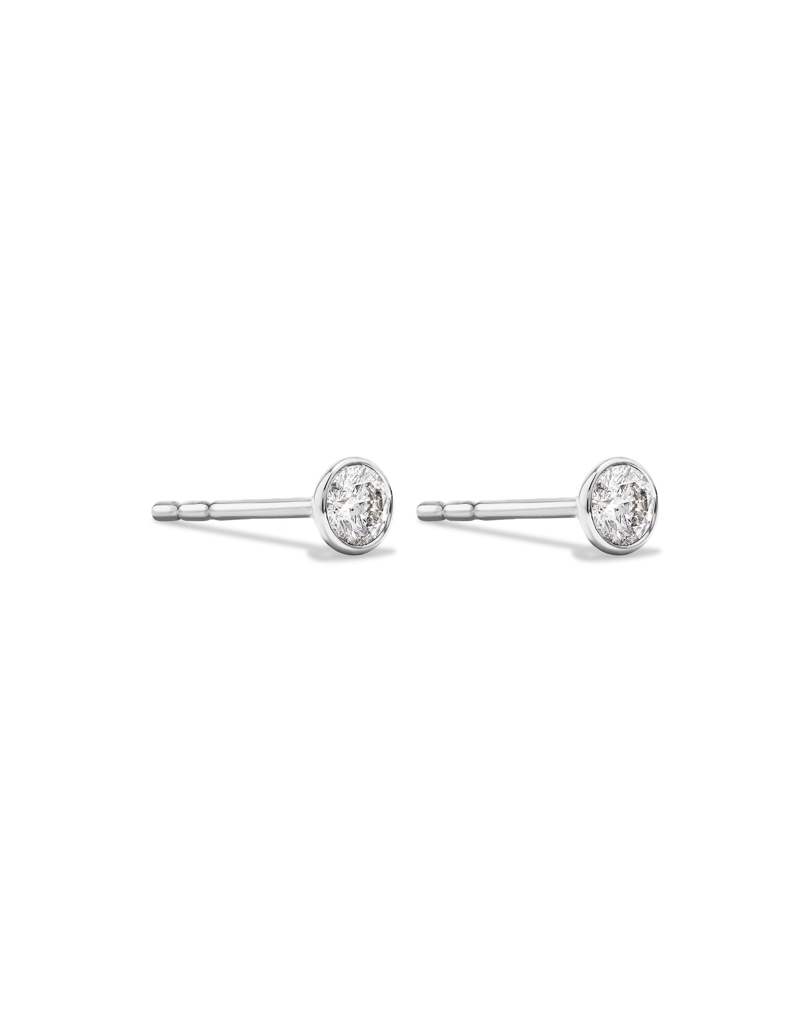 0,25 carat TW Boucles d’oreilles rondes à lunette solitaire avec diamants brillants en or blanc 18 carats