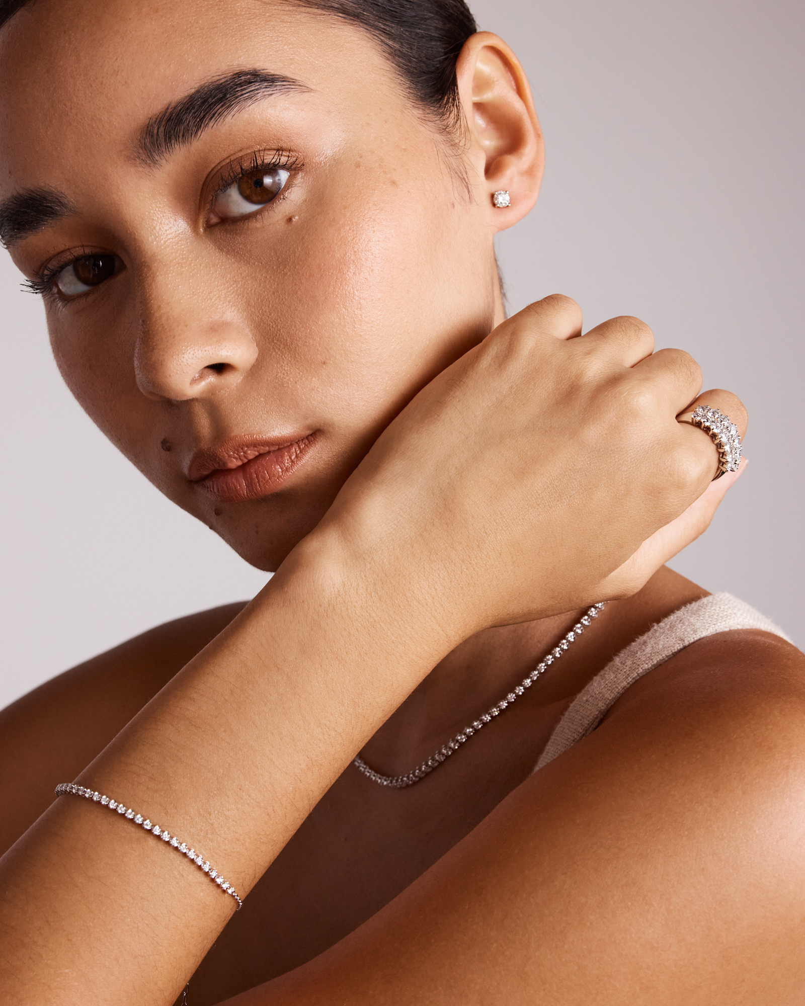 Collier de tennis de 6,00 carats au total, serti dans de l'or blanc 18 carats