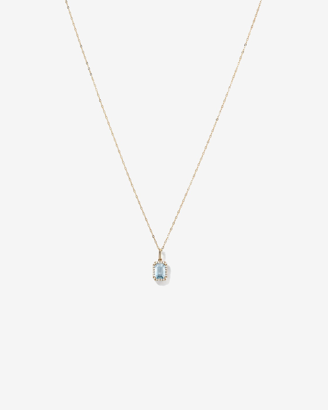 Pendentif halo Aigue-marine taille émeraude avec diamants et chaîne en or jaune 10 ct