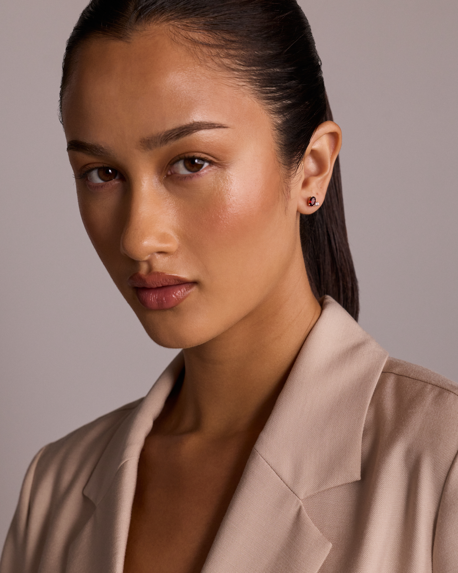 Boucles d’oreilles avec saphir blanc et grenat ovale en or jaune 10 carats