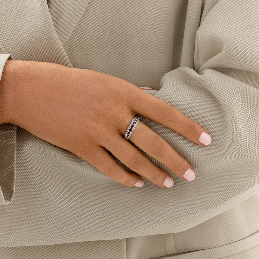 Bague en or blanc 10 K avec rubis et diamants totalisant 0,29 ct
