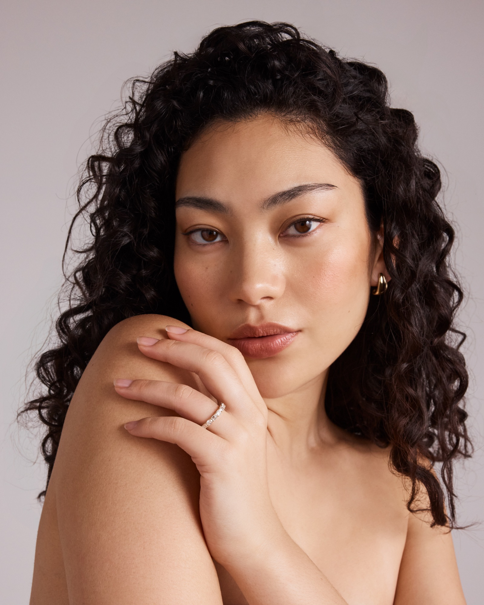 Alliance en or jaune 14 carats, sertie d'une émeraude de 1,05 carat et d'un diamant de synthèse taille ovale, taille émeraude