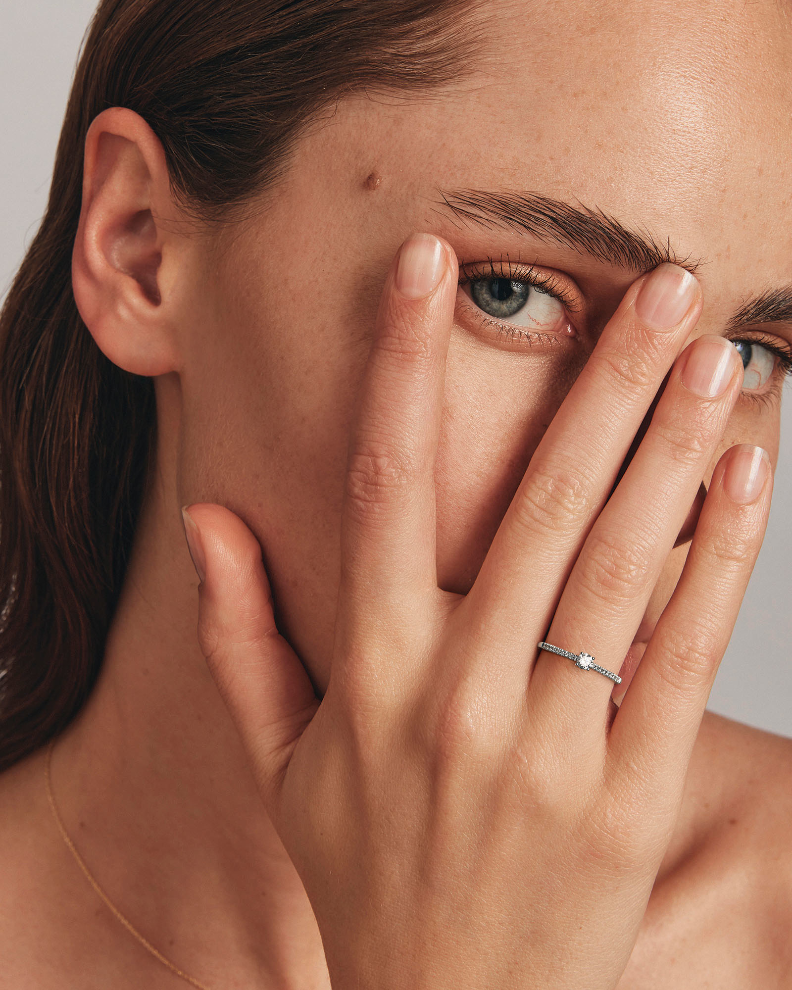 Bague de Fiançailles avec Accent Latéral en Diamant Rond Brillant 0,25 Carat TW en Or Blanc 14 kt