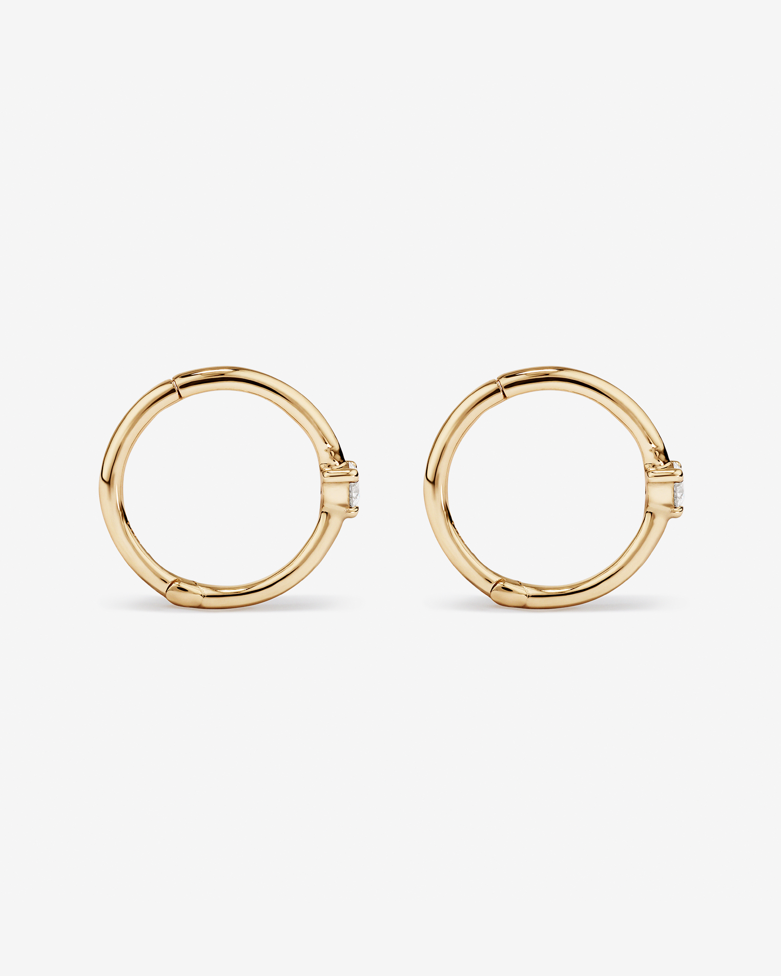 Boucles d'oreilles dormeuses accentuées de diamants en or jaune 10kt