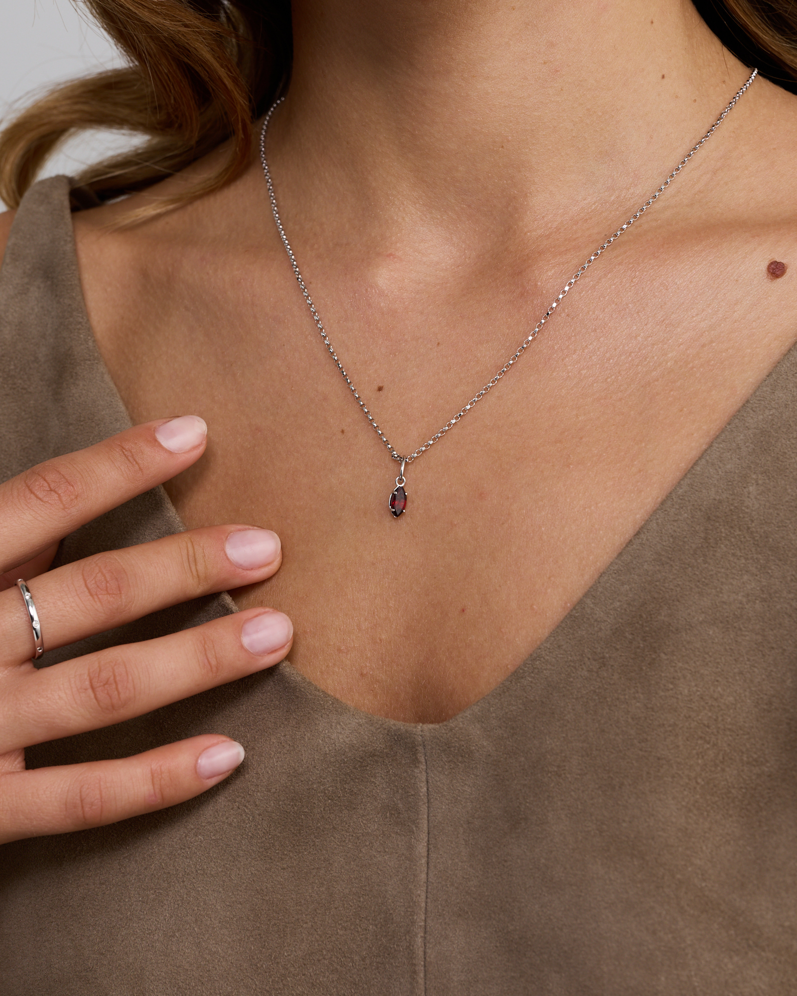 Pendentif en grenat taille marquise en argent sterling