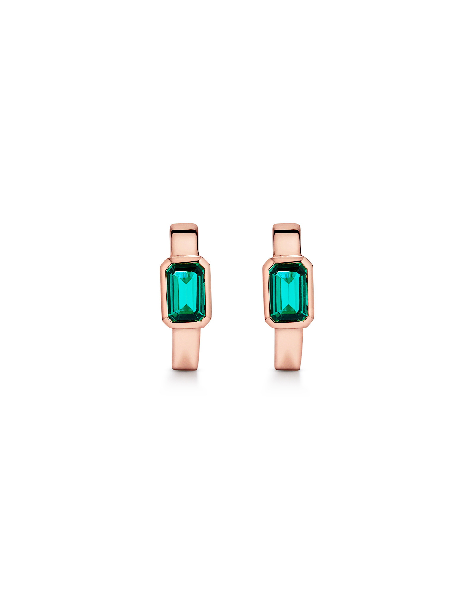 Création de boucles d’oreilles Huggie en lunette émeraude en or rose 10 carats