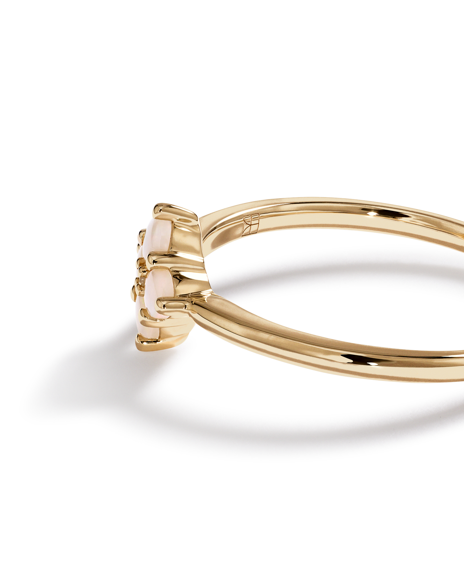 Bague avec Opale Australienne et Accents de Diamants en Or Jaune 10 kt