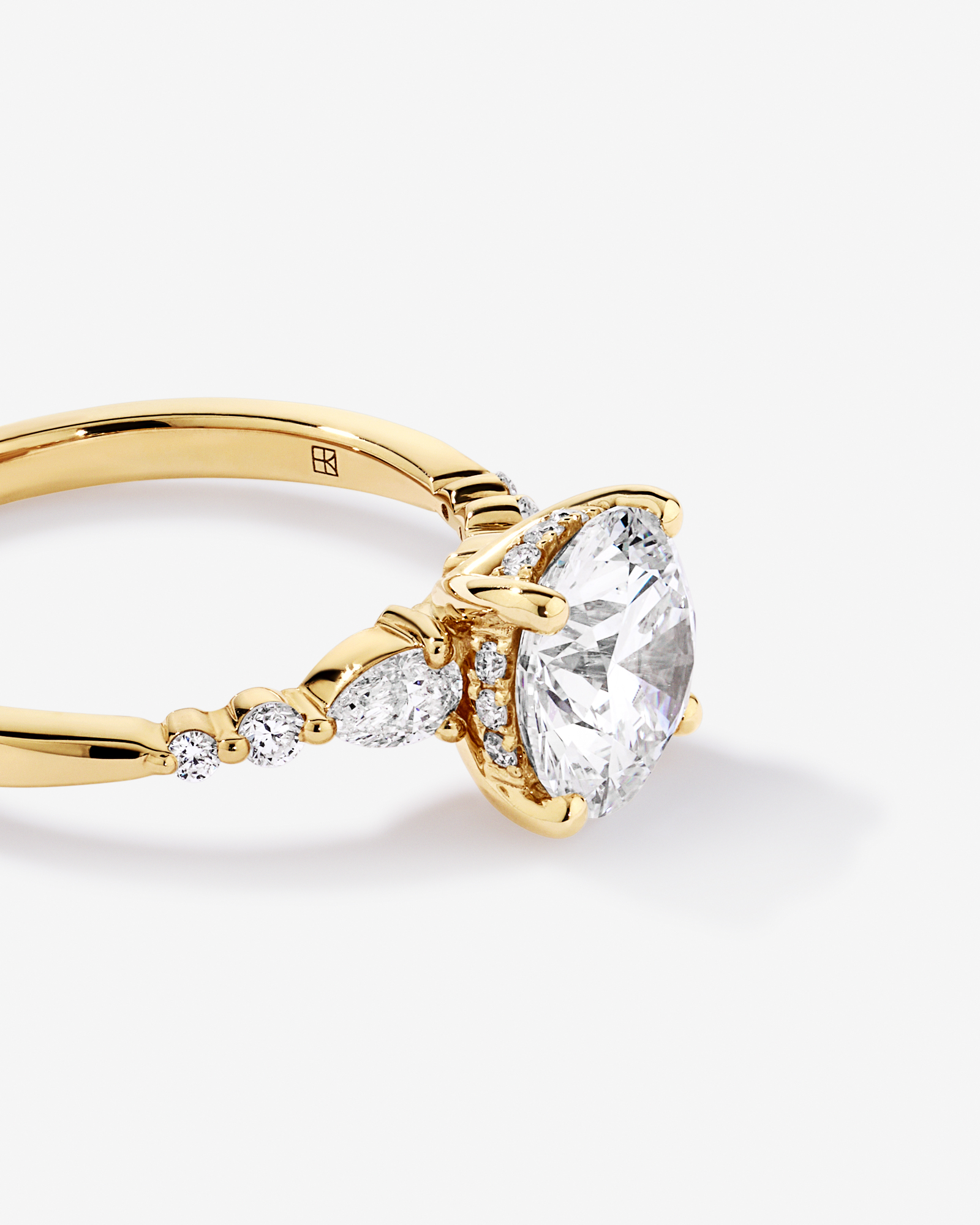 Bague en or jaune 14 carats sertie de diamants ronds brillants et poire synthèse d'un poids total 2,28 carats.