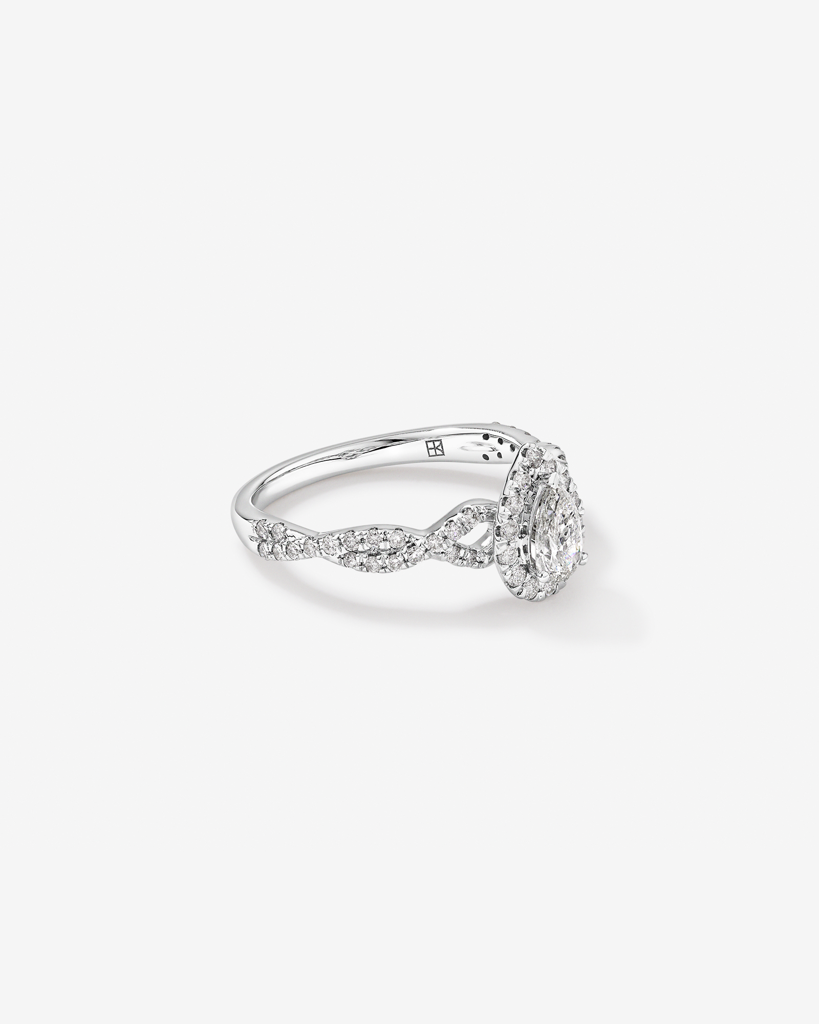 0,75 carat TW bague de fiançailles torsadée avec halo et diamant taille poire en or blanc 14 carats