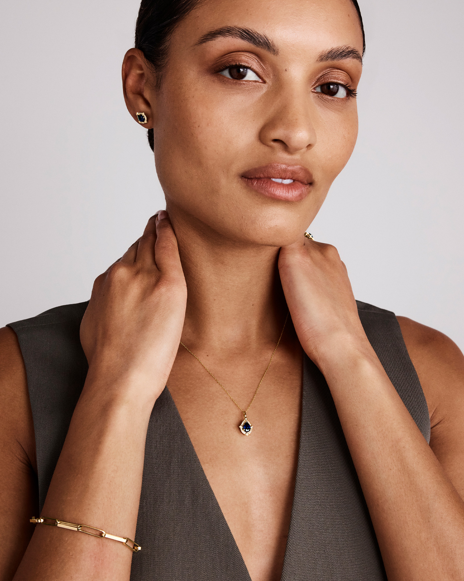 Boucles d'oreilles clous halo en or jaune 10 kt avec saphir créé taille poire et diamants