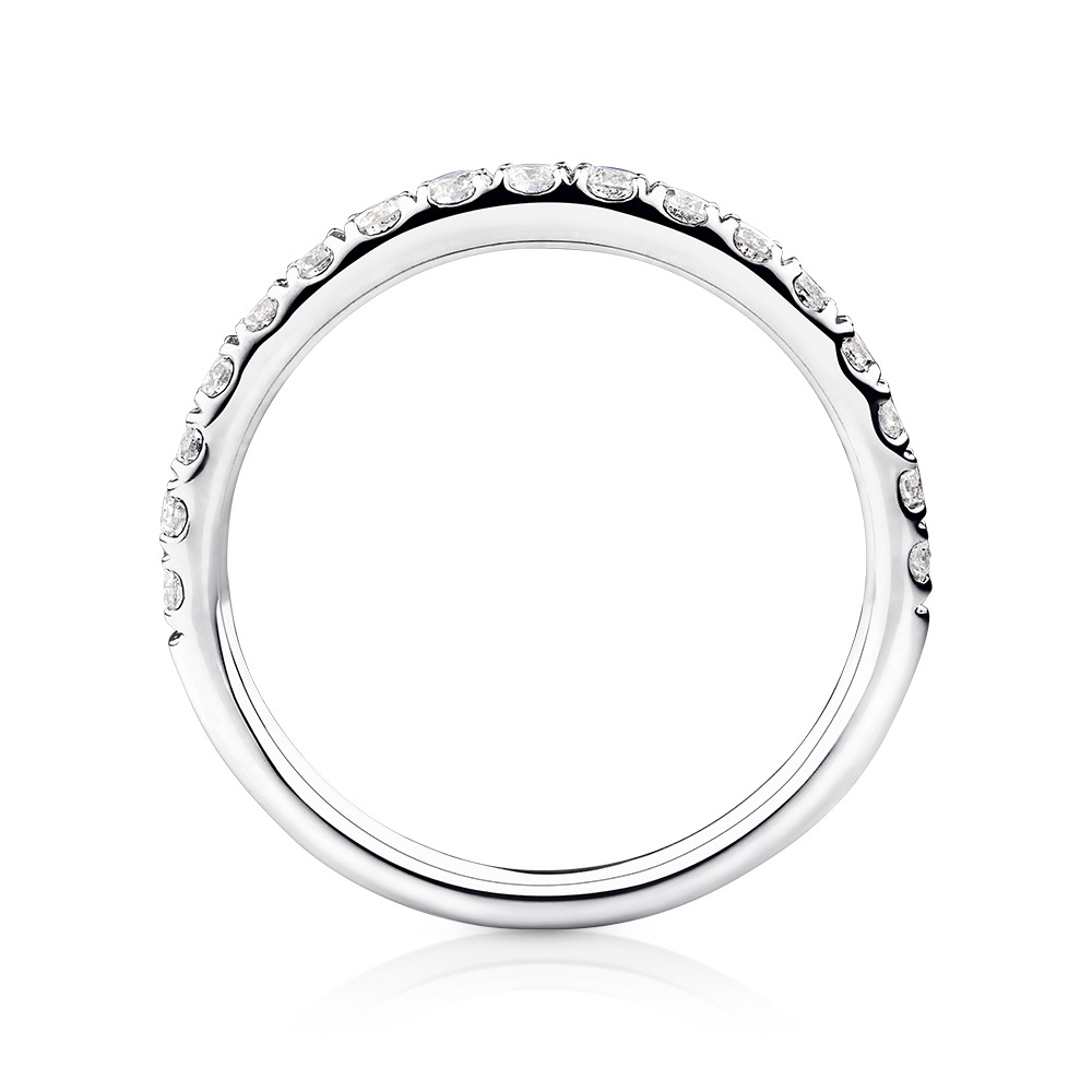 Alliance en or blanc 14 K avec diamants totalisant 0,50 ct