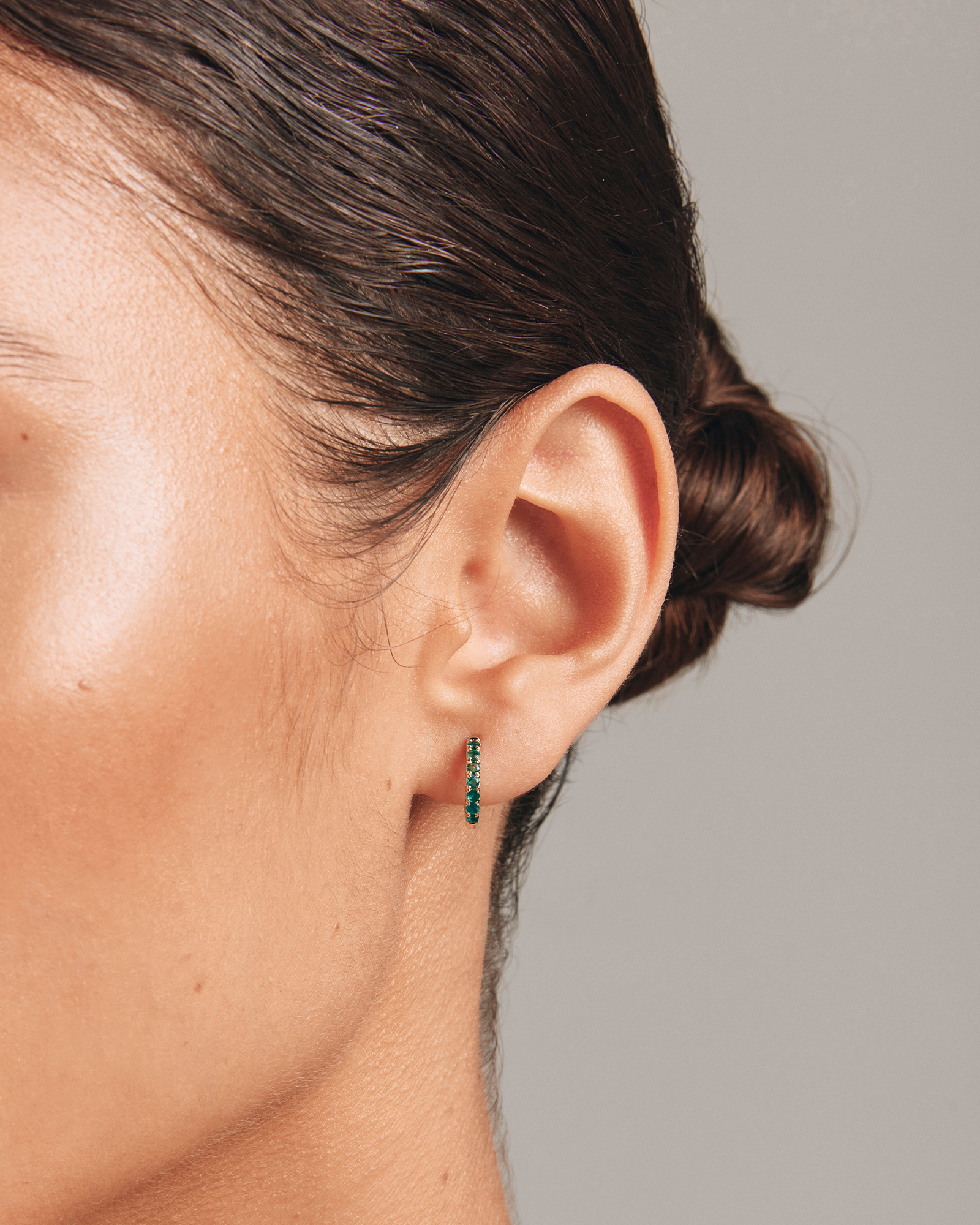 Boucles d'oreilles Huggie avec émeraude en or jaune 10 carats