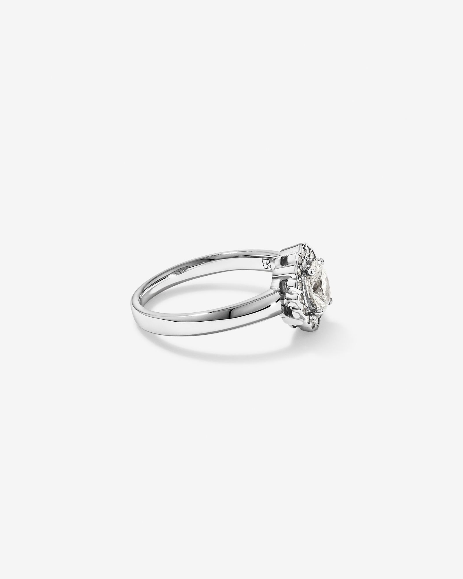 Bague en or blanc 14 carats avec diamant ovale (0,60 carat au total) et entourage floral