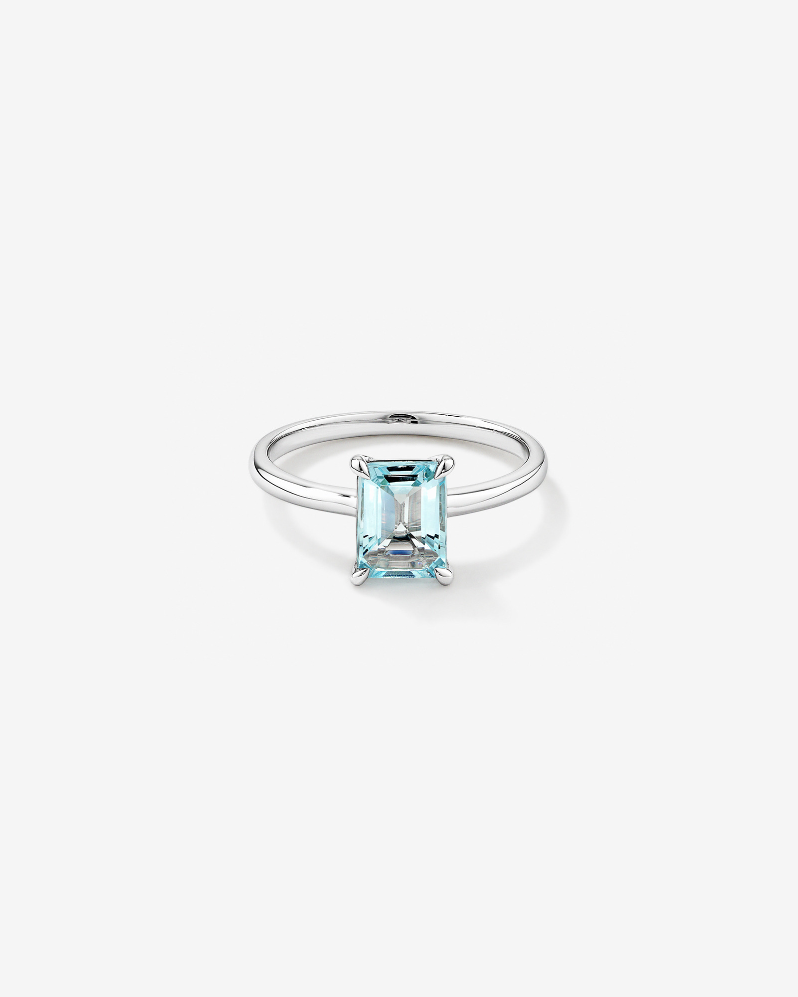 Ring with Aquamarine in 10kt White Gold