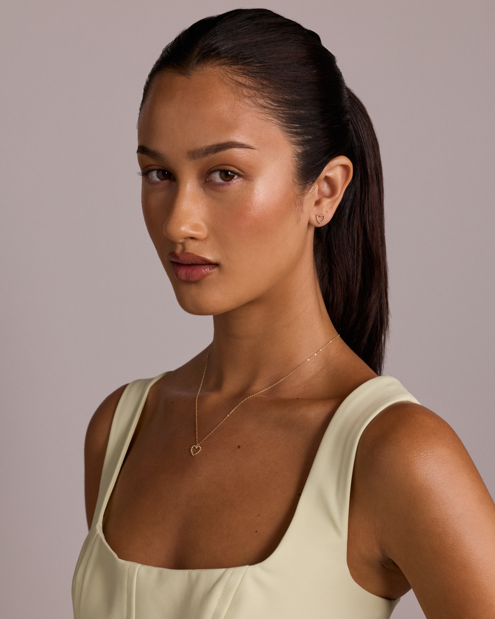 Ensemble pendentif cœur et boucles d’oreilles clous en or jaune 10 carats avec texture perlée